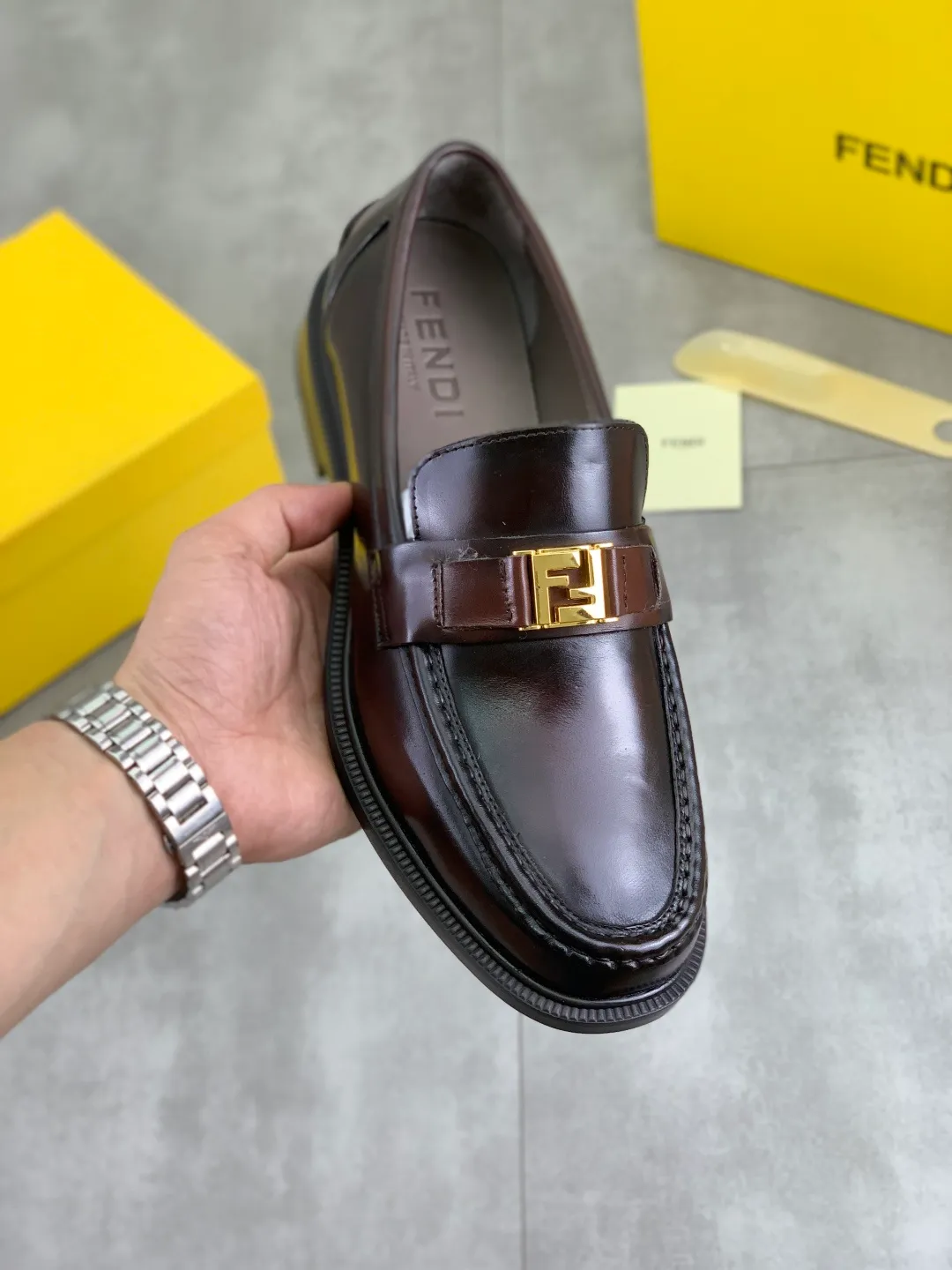 ​Men's shoes 💰P480💰[New model] Water dyed cowhide 🆘 The latest FENDI (Fendi) new casual leather shoes 🕶️🕶️Simple routing effect, showing an elegant and cool driving shoe 🎬Made of Italian 🇮🇹 imported calfskin + first-layer water-dyed cowhide lining🐂Excellent material🎬Detailed workmanship 🤗Comfortable foot feel➰➰. ​Pair it with any outfit to show your taste and temperament, low-key luxury ♻️Design ​simple and elegant ​noble and fashionable 🍃​Very loved and favored by trendy men 💓❤️Size: 38-44 2⃣️colors available
